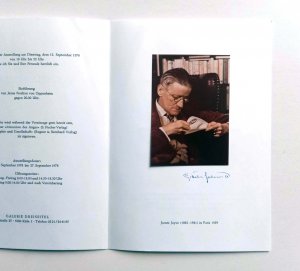 GISÈLE FREUND - Signierte Einladungskarte mit Originalfoto „Portrait James Joyce“ - 1978