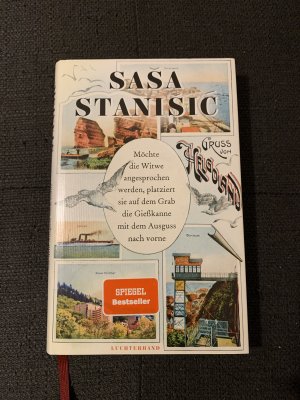 gebrauchtes Buch – Saša Stanišić – Möchte die Witwe angesprochen werden, platziert sie auf dem Grab die Gießkanne mit dem Ausguss nach vorne