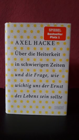 gebrauchtes Buch – Axel Hacke – Über die Heiterkeit in schwierigen Zeiten und die Frage, wie wichtig uns der Ernst des Lebens sein sollte