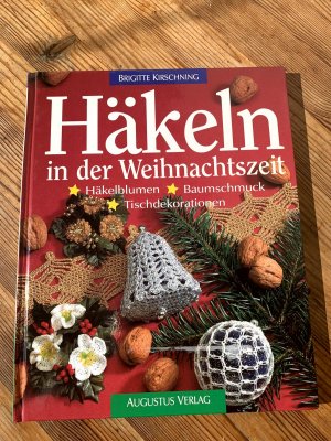 Häkeln in der Weihnachtszeit. Häkelblumen, Baumschmuck, Tischdekorationen