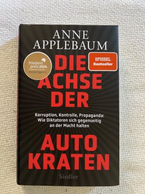 gebrauchtes Buch – Anne Applebaum – Die Achse der Autokraten – Korruption, Kontrolle, Propaganda: Wie Diktatoren sich gegenseitig an der Macht halten - FRIEDENSPREIS DES DEUTSCHEN BUCHHANDELS 2024 FÜR ANNE APPLEBAUM