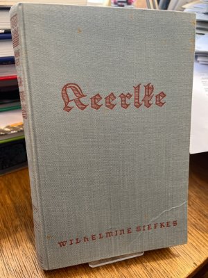 Keerlke. En Gang dör en Kinnerland. (= Buchgabe der Fehrsgilde; Buchgabe des Buchkrinks der Vereinigung Niederdeutsches Hamburg; Buchgabe der Niederdeutschen […]