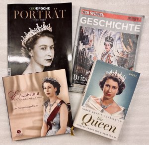 Konvolut und 2 x Bücher in Hardcover und 2 x Hefte über die Queen, Krone und Thron