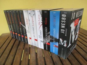 Buchkonvolut (Buchreihe: Harry Hole - komplett in 12 Bänden) - Band 1: Fledermausmann / Band 2: Kakerlaken / Band 3: Rotkehlchen / Band 4: Fährte / Band […]