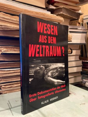 Wesen aus dem Weltraum? Erste Dokumentation der Welt über fotografierte Ufonauten. Mit der Signatur des Verfassers