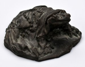 Erdkröte-Türstopper am Papstportal. [Bronzeplastik / Bronze sculpture].