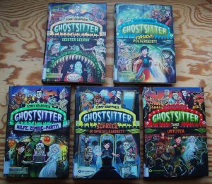 Ghostsitter. Fünf Bände. Band 1: Geister geerbt / Band 2: Vorsicht Poltergeist / Band 3: Hilfe, Zombie-Party! / Band 4: Schreck im Spiegelkabinett / Band […]
