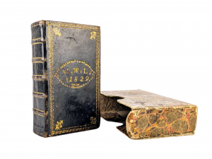 IM ZEITGENÖSSISCHEN ORIGINALEN SCHUBER UND MIT PUNZIERUNGEN AUF DEM RUNDUM LAUFENDEN GOLDSCHNITT !!! - Dresdner Gesangbuch - auf höchsten Befehl herausgegeben […]