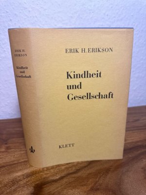 Kindheit und Gesellschaft. Aus dem Englischen übersetzt von Marianne von Eckardt-Jaffé. Mit einer Einleitung von Alexander Mitscherlich. Herausgegeben […]