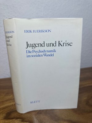 Jugend und Krise. Die Psychodynamik im sozialen Wandel. Aus dem Englischen übersetzt von Marianne von Eckardt-Jaffé.