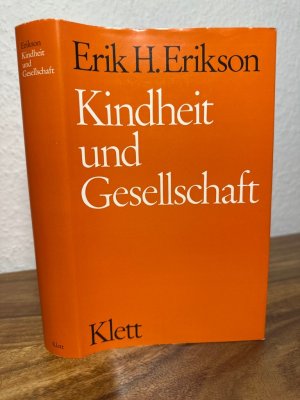 Kindheit und Gesellschaft. Aus dem Englischen übersetzt von Marianne von Eckardt-Jaffé.