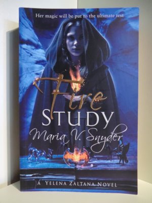 gebrauchtes Buch – Snyder, Maria V – Fire Study. A Yelena Zaltana Novel