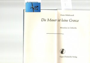 Die Mauer ist keine Grenze. Menschen in Ostberlin. [signiert, signed, Widmung für Peter Wapnewski].