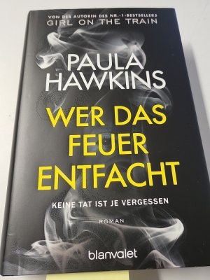 gebrauchtes Buch – Hawkins, Paula und Christoph Göhler – Wer das Feuer entfacht - Keine Tat ist je vergessen: Roman - Der internationale NR.-1-BESTSELLER