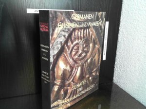 gebrauchtes Buch – Hunnen / Awaren - Menghin, Wilfried und Gerhard Bott – Germanen Hunnen und Awaren - Schätze der Völkerwanderungszeit