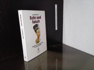 gebrauchtes Buch – Josef Riederer – Echt und falsch : Schätze der Vergangenheit im Museumslabor.