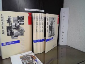 gebrauchtes Buch – Horst Steffens – Tanz auf dem Vulkan. Die Goldenen 20er in Bildern, Szenen und Objekten. 8 Begleithefte zur Ausstellung: 1) Bilder, Szenen und Objekte. 2) Radio für alle. 3) Literatur und Buchkultur. 4) Normierung 1. 5) Normierung 2. 6) Massensport. 7) Bilderwelten. 8) Volksvergnügen. [H. Steffens/M. Unser]  Sonderausstelung des Landesmuseums für Technik und Arbeit in Mannheim vom 10. September 1994 bis 31. Januar 1995. Begleithefte zur Ausstellung