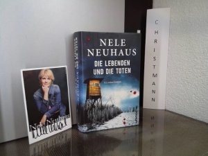 gebrauchtes Buch – Nele Neuhaus – Die Lebenden und die Toten : Kriminalroman. "Signiertes Exemplar" von Nele Neuhaus  auf Vorsatzblatt ohne Datum - (1967) deutsche Krimiautorin + 1. Farbige Porträtpostkarte (Foto : Jim Rakete), eigenhändig signiert