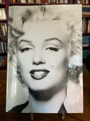 gebrauchtes Buch – Monroe, Marilyn  – Marilyn Monroe und die Kamera : 152 Photographien aus den Jahren 1945 - 1962 und das berühmte Interview von Marilyn Monroe mit Georges Belmont. Vorw. von Jane Russell. [Übertr. des Vorw. aus dem Amerikan. von Jörg Trobitius. Das Interview wurde von Bruni Maier aus dem Franz. übertr.]