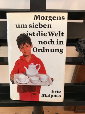 Morgens um sieben ist die Welt noch in Ordnung: Roman; Mit Illustrationenen von Wilhelm M. Busch