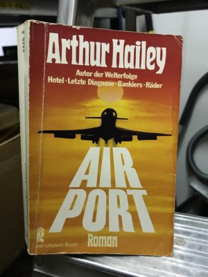 gebrauchtes Buch – Arthur Hailey – Airport : Roman. [Aus d. Amerikan. von Wilm W. Elwenspoek], [Ullstein-Bücher] Ullstein-Buch , Nr. 3125