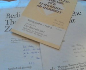 2 Sonderdrucke und ein Vortrag ; jeweils mit einer Widmung von Klaus Peter Jörns . 1.) Das Auto bin ich ? Gedanken zur Suizidalität und zum Verhalten am Steuer  2.) und 3.)  Sonderdrucke der Berliner Theologischen Zeitschrift