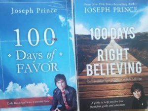 gebrauchtes Buch – Joseph Prince – 100 Days of Favor: Daily Readings From Unmerited Favor  - 100 Days of Right Believing: Daily Readings from The Power of Right Believing 2 Bände