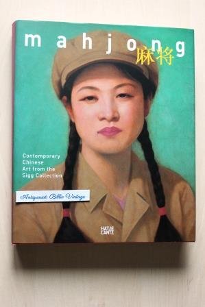 gebrauchtes Buch – Ai, Weiwei (Mitwirkender) and Bernhard Fibicher – MAHJONG : contemporary Chinese art from the Sigg Collection . ( Exhibition Kunstmuseum Bern, 2005, Hamburger Kunsthalle, 2006 ). ( With essays by Ai Weiwei Nataline Colonnello China artist artists zeitgenössischer Künstler der Gegenwart Uli Ullrich Liu Jianhua Rentao Wei Xiadong Ye Zheng Hao Qing Lu Luo Brothers Ma Desheng Liuming Meng Huang Miao Xiachun Ou Ning Pak Jong Choi Pan Dehai Peng Yu Pu Jie Qi Zhilong Qui Shihua Xaofei Rong Rong Shao Yinong and Mu Chen Shen Shaomin Shi Chong Guorui Jinsong Xinning Song Dong Song Tao Sui Jianguo Sun Guoqi Yuan Wang Du Guangyi Jianwei Jin Jinsong Keping Mai Ningde Qiang Qingsong Xingwei Yin Wei Dong Guangjin Weng Fen Pijun Wu Gaozhong Yunhua Xia Xiaowan Xiang Liqing Xiao Yu Xie Namxing Xu Yihui Zhen Xue Song Yan Lei Yang Pei Ming MaoYuan Mian Shaobin Zhenzhong Yin Xiuzhen Zhaoyang Yu Youhan Yuan Xiao Fang Yue Min Jun Zeng Fanzhi Zhan Wang Zhang Hongzhan Huan Peili Xiaogang Bandi Zhao Bundi Nengzhi Zheng Guogu Zhou Tiehai Xiaohu Zhu Fadong Zhuan