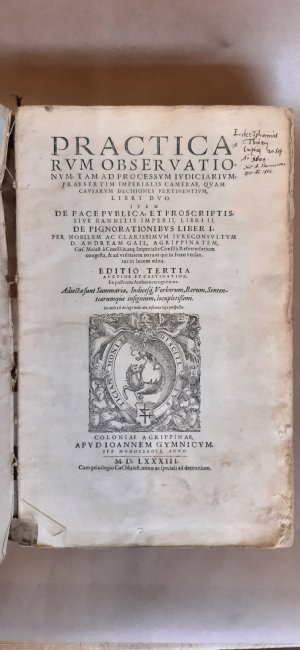 antiquarisches Buch – Andreas Gaill – 1]Practicarum observationum, tam ad processum judiciarium praesertim imperialis camerae, quam causarum decisiones pertinentium libri duo [2]De Pace Publica et eius violatoribus , atque proscriptis sive bannitis imperii, liber primus & secundus. Tertia editio, locupletior & correctior. [3] De Pignorationibus practicarum observationum liber singularis, ed. tertia.