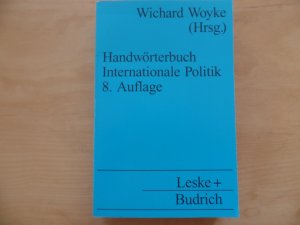 gebrauchtes Buch – Woyke, Wichard  – Handwörterbuch internationale Politik. Wichard Woyke (Hrsg.) / UTB ; 702