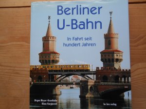 gebrauchtes Buch – Berlin ; Untergrundbahn ; Geschichte, Nachrichten- und Verkehrswesen - Meyer-Kronthaler, Jürgen und Klaus Kurpjuweit – Berliner U-Bahn : in Fahrt seit hundert Jahren. Jürgen Meyer-Kronthaler ; Klaus Kurpjuweit