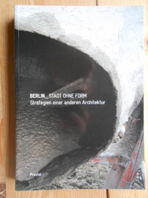 gebrauchtes Buch – Berlin ; Architektur ; Städtebau, Umweltschutz, Raumordnung, Landschaftsgestaltung - Oswalt, Philipp – Berlin - Stadt ohne Form : Strategien einer anderen Architektur. Unter Mitarb. von Anthony Fontenot und der Arbeitsgruppe Automatischer Urbanismus sowie mit Beitr. von Rudolf Stegers