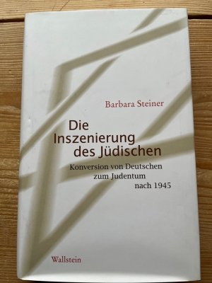 gebrauchtes Buch – Deutschland ; Nichtjude ; Konversion <Religion> ; Judentum ; Geschichte 1945-2012, Andere Religionen, Geschichte Deutschlands - Steiner, Barbara – Die Inszenierung des Jüdischen : Konversion von Deutschen zum Judentum nach 1945. Teil von: Anne-Frank-Shoah-Bibliothek