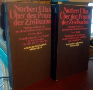 Über den Prozeß der Zivilisation - Soziogenetische und psychogenetische Untersuchungen. Zwei [2] Bände. Erster Band: Wandlungen des Verhaltens in den […]