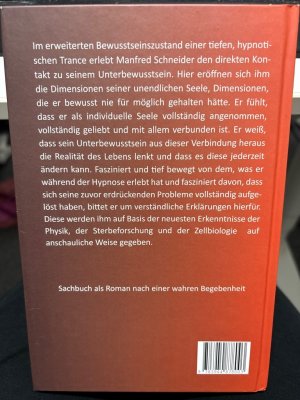 gebrauchtes Buch – Papenfuss, Brigitte und Ralf Mooren – Wenn das Unterbewusstsein spricht : wie die Energie der Seele die Realität lenkt ; ein Sachbuch zur Veränderung der Realität als Roman nach einer wahren Begebenheit. Ist das, was wir sehen, fühlen und anfassen können, alles, was unsere Realität ausmacht? Oder gibt es vielleicht eine viel größere, allumfassende Realität, deren Teil wir sind? Im erweiterten Bewusstseinszustand einer tiefen, hypnotischen Trance erlebt Manfred Schneider den direkten Kontakt zu seinem Unterbewusstsein. Hier eröffnen sich ihm die Dimensionen seiner unendlichen Seele, Dimensionen, die er bewusst nie für möglich gehalten hätte. Er fühlt, dass er als individuelle Seele vollständig angenommen, vollständig geliebt und mit allem verbunden ist. Er weiß, dass sein Unterbewusstsein aus dieser Verbindung heraus die Realität des Lebens lenkt und dass es diese jederzeit ändern kann. Fasziniert und tief bewegt von dem, was er während der Hypnose erlebt hat und fasziniert davon, dass sich seine zuvor erdrückenden Probleme