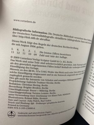 gebrauchtes Buch – Hoegg, Dr – Praxisbuch: Schulrecht: kurz und bündig: Die 50 wichtigsten Urteile Fast täglich sind Lehrerinnen und Lehrer mit schulrechtlichen Fragen konfrontiert:        Wie groß ist der Spielraum bei der Notengebung?      Welche Forderungen von Eltern sind berechtigt, welche nicht?      Welche Arbeitsmittel muss der Dienstherr stellen?      Wie entscheiden Gerichte bei der Aufsichtspflicht?      Ausführlich, verständlich und praxisnah beantwortet der Autor diese und andere Fragen anhand von 50 beispielhaften Urteilen, die alle wichtigen Themen des Schulalltags abbilden.