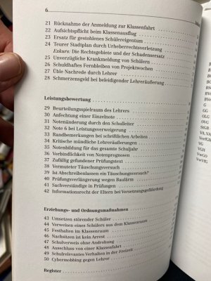 gebrauchtes Buch – Hoegg, Dr – Praxisbuch: Schulrecht: kurz und bündig: Die 50 wichtigsten Urteile Fast täglich sind Lehrerinnen und Lehrer mit schulrechtlichen Fragen konfrontiert:        Wie groß ist der Spielraum bei der Notengebung?      Welche Forderungen von Eltern sind berechtigt, welche nicht?      Welche Arbeitsmittel muss der Dienstherr stellen?      Wie entscheiden Gerichte bei der Aufsichtspflicht?      Ausführlich, verständlich und praxisnah beantwortet der Autor diese und andere Fragen anhand von 50 beispielhaften Urteilen, die alle wichtigen Themen des Schulalltags abbilden.