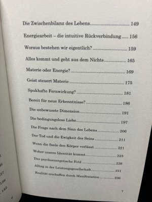 gebrauchtes Buch – Papenfuss, Brigitte und Ralf Mooren – Wenn das Unterbewusstsein spricht : wie die Energie der Seele die Realität lenkt ; ein Sachbuch zur Veränderung der Realität als Roman nach einer wahren Begebenheit. Ist das, was wir sehen, fühlen und anfassen können, alles, was unsere Realität ausmacht? Oder gibt es vielleicht eine viel größere, allumfassende Realität, deren Teil wir sind? Im erweiterten Bewusstseinszustand einer tiefen, hypnotischen Trance erlebt Manfred Schneider den direkten Kontakt zu seinem Unterbewusstsein. Hier eröffnen sich ihm die Dimensionen seiner unendlichen Seele, Dimensionen, die er bewusst nie für möglich gehalten hätte. Er fühlt, dass er als individuelle Seele vollständig angenommen, vollständig geliebt und mit allem verbunden ist. Er weiß, dass sein Unterbewusstsein aus dieser Verbindung heraus die Realität des Lebens lenkt und dass es diese jederzeit ändern kann. Fasziniert und tief bewegt von dem, was er während der Hypnose erlebt hat und fasziniert davon, dass sich seine zuvor erdrückenden Probleme