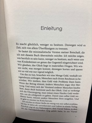 gebrauchtes Buch – Fumio Sasaki – Das kann doch weg! : das befreiende Gefühl, mit weniger zu leben : 55 Tipps für einen minimalistischen Lebensstil. »Früher habe ich ständig über Dinge nachgedacht, die mir noch fehlten zu meinem vermeintlichen Glück.« Eigentlich ist Fumio Sasaki ein ganz normaler junger Mann, oft gestresst und darauf aus, seinen materiellen Wohlstand zu mehren – bis er eines Tages beschließt, sein Leben radikal zu ändern: Er reduziert seinen Besitz auf ein Minimum. Mit bemerkenswerten Effekten: Plötzlich fühlt er sich frei. Er hat mehr Zeit, mehr Geld und ein tiefes Gefühl der Dankbarkeit für jede einzelne Sache, die er jetzt besitzt.    Sasakis eigene Erfahrungen motivieren dazu, alles Überflüssige endlich loszulassen – und mit seinen einfachen und praktischen Tipps gelingt das auch. Er öffnet allen Lesern die Augen dafür, wie eine neue minimalistische Lebenshaltung nicht nur die eigenen vier Wände verwandeln, sondern das ganze Leben auf ungeahnte Weise bereichern kann.