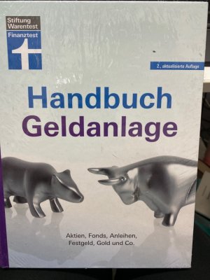 gebrauchtes Buch – Kühn, Stefanie und Markus Kühn – Handbuch Geldanlage Die Anlagebibel von Finanztest    Wie funktionieren ETF? Was sind Fintechs? Welche Anlagen bringen auch im Zinstief Rendite? Schützt Gold in Krisenzeiten? Dieses Handbuch beantwortet Ihnen Fragen zum Thema Geldanlage und macht Sie mit den Spielregeln an der Börse vertraut.    Investitionsmöglichkeiten für Anleger    Die Experten der Zeitschrift Finanztest zeigen Ihnen, wie Sie Ihre Rendite steigern, indem Sie die Kosten niedrig halten und die für Sie passende Strategie finden. Außerdem erhalten Sie einen umfassenden Überblick über alle relevanten Anlageformen und deren Chancen und Risiken.    • Bewertungen: Vor- und Nachteile aller wichtigen Geldanlagen  • Die passende Strategie: Mit den richtigen Anlageideen zum Erfolg  • Tipps zum Kauf: Kosten klein halten und eine Menge Geld sparen    Die Experten von Finanztest bringen Ihre Anlagestrategie erneut auf Siegeskurs. Legen Sie los und machen Sie mehr aus Ihrem Geld!