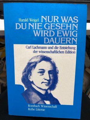 "Nur was du nie gesehn wird ewig dauern" : Carl Lachmann und die Entstehung der wissenschaftlichen Edition. Die Germanistik verehrt, neben Jacob Grimm, vor allem Carl Lachmann (1793-1851) als Begründer ihrer Wissenschaft: er verkörpert das Spezialisten¬tum, das Genie der Methode. Schulbildend und in der Sozialisation ganzer Forschergenerationen prägend wurde das strenge philologische Ethos, wie es der Berliner Professor für Klassische und Deutsche Philologie vertrat. Die Geistesgeschichte sieht in dem Herausgeber des Properz und des Lukrez, des Nibelungenliedes und Wolframs von Eschenbach, des Neuen Testaments wie der Lessingschen Werke den Gründervater der modernen wissenschaftlichen Edition. Harald Weigels umfassende Monographie deutet einen Mythos: Carl Lachmann ist eine Schlüsselfigur der Kulturgeschichte, der Archäologie der Schrift. Auf der Suche nach der Eigentümlichkeit des Dichters lebt er zugleich seine Editionen. So wird in Weigels Untersuchung der gemeinsame Bezugspunkt von