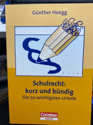 gebrauchtes Buch – Hoegg, Dr – Praxisbuch: Schulrecht: kurz und bündig: Die 50 wichtigsten Urteile Fast täglich sind Lehrerinnen und Lehrer mit schulrechtlichen Fragen konfrontiert:        Wie groß ist der Spielraum bei der Notengebung?      Welche Forderungen von Eltern sind berechtigt, welche nicht?      Welche Arbeitsmittel muss der Dienstherr stellen?      Wie entscheiden Gerichte bei der Aufsichtspflicht?      Ausführlich, verständlich und praxisnah beantwortet der Autor diese und andere Fragen anhand von 50 beispielhaften Urteilen, die alle wichtigen Themen des Schulalltags abbilden.