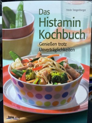 gebrauchtes Buch – Heide Steigenberger – Das Histamin-Kochbuch : genießen trotz Unverträglichkeiten. Histaminfrei kochen ist ein Muss für alle Betroffenen, die an Histaminintoleranz (HIT) leiden. Dieses neue Kochbuch zeigt eindrucksvoll auf, dass eine Nahrungsmittelunverträglichkeit keinerlei Verzicht auf Köstlichkeiten bedeuten muss. Ein kurzer Einführungsteil des Buches klärt zunächst auf: Was ist Histaminunverträglichkeit bzw. Histaminintoleranz? Welche Lebensmittel kann man essen, welche soll man meiden? Das Kochbuch enthält Austauschtabellen und Küchentricks sowie zahlreiche Rezepte aus den Kategorien Suppen, Salate, Vorspeisen, Hauptspeisen, Desserts und Snacks für unterwegs. Aus dem Inhalt: Basiswissen über die histaminfreie Ernährung, Wahl der richtigen Nahrungsmittel, Austauschtabellen, mehr als 80 alltagstaugliche Rezepte