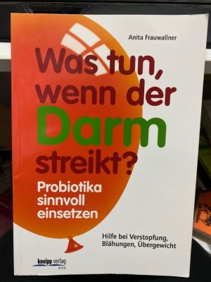 gebrauchtes Buch – Anita Frauwallner – Was tun, wenn der Darm streikt? : Probiotika sinnvoll einsetzen ; Hilfe bei Verstopfung, Blähungen, Übergewicht. Mehr als die Hälfte der Menschen leidet unter Verdauungsstörungen und Darmproblemen. Ob es nun eine Verstopfung ist, eine lästige Durchfallserkrankung oder das berühmt-berüchtigte Reizdarmsyndrom in sehr vielen Fällen ist die Darmflora aus dem Gleichgewicht gebracht: Krankmachende Bakterien haben die Kontrolle übernommen und machen seinem Besitzer das Leben schwer. Kein Grund zu verzweifeln: Anita Frauwallner gibt viele nützliche und praxiserprobte Tipps und hat das Buch für die Taschenbuchausgabe auf den neuesten Stand gebracht. Aus dem Inhalt: Wann setzt man Probiotika sinnvoll ein? Können Vitalstoffe aus der Apotheke helfen? Was hat es mit der Darmreinigung auf sich? Welche Mittel aus der Natur gibt es?