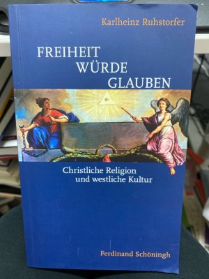 gebrauchtes Buch – Karlheinz Ruhstorfer – Freiheit - Würde - Glauben : christliche Religion und westliche Kultur. Aktuelle Entwicklungen haben mit großer Brisanz die Frage nach dem Verhältnis von christlicher Religion und westlicher Kultur auf die Tagesordnung gebracht. Allerdings bedarf die westliche Kultur ebenso dringend der religiösen Selbstverständigung wie die christliche Religion der kulturellen. Den Brennpunkt von Kultur und der Religion des Westens bilden Freiheit und Menschenwürde. Gerade in der multikulturellen und multireligiösen Wirklichkeit des 21. Jahrhunderts bleiben Christentum und abendländische Kultur radikal aufeinander angewiesen. Wie aber kann das Christentum für die aktuellen Konstellationen fruchtbar gemacht werden? Und wie finden wir den wesentlichen Kern des Christentums? Das Spektrum der konkreten Themen, die im neuen Buch von Karlheinz Ruhstorfer untersucht werden, reicht vom Verhältnis des Christentums zum Islam über das christliche Freiheitsverständnis bis hin zur Gegenwart Gottes in der Zeit. Abe