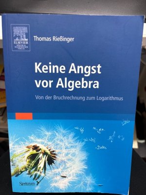 Keine Angst vor Algebra : von der Bruchrechnung zum Logarithmus. Ob Sie eine Ausbildung oder eine Weiterbildung absolvieren, ob Sie ein Studium beginnen oder schulpflichtige Kinder zu Hause haben: Sie werden immer ein wenig mit Mathematik zu tun haben. Dieses Buch ermöglicht es Ihnen, die sogenannte Algebra, mit der Sie sich schon während Ihrer Schulzeit befasst haben, auf angenehme und unterhaltsame Art neu zu lernen. Viele alte Bekannte werden Sie wieder treffen; von den Anfängen der Bruchrechnung über Terme und Gleichungen bis hin zu den Logarithmen ist alles vertreten, was zum Schulstoff der Algebra gehört. Der Autor hat ein Mathematikbuch für jedermann geschrieben, das man ohne Vorkenntnisse und ohne Angst vor mathematischen Unverständlichkeiten lesen kann. Es ist sowohl für Eltern geeignet, die ihren Kindern die Mathematik erklären wollen, als auch für Erwachsene jeden Alters, die sich in einer Weiterbildung oder einem Studium befinden und feststellen, dass sie auf ihre alten mat