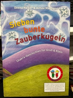 Sieben bunte Zauberkugeln : Chakra-Geschichten für Groß & Klein. Laut indischer Überlieferung sind Chakras so etwas wie bunte Energiekugeln oder Kreise. Jeder hat sieben dieser Zauberkugeln im Körper. Man kann sie nicht sehen und auch nicht anfassen, aber man kann sie sich gut vorstellen. Jedes Chakra hat eine andere Farbe, ein eigenes Symbol und eine bestimmte Bedeutung. In diesem bezaubernden Buch werden die Bedeutungen dieser Kreise anhand von zum jeweiligen Chakra thematisch passenden Kurzgeschichten erklärt. Dazu gehören Themen, die alle Kinder und auch Erwachsene beschäftigen: Freundschaft, Kreativität, das Leben in der Natur, Mitgefühl und Mut. Jede Geschichte ist mit faszinierenden Illustrationen untermalt.