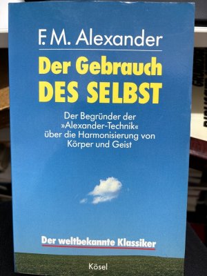 Der Gebrauch des Selbst : d. Begründer d. "Alexander-Technik" über d. Harmonisierung von Körper u. Geist. In diesem dritten und berühmtesten seiner Bücher schildert F.M. Alexander (1869-1955) sehr persönlich und detailliert die Umstände, Experimente und Entdeckungen, die ihn zur «Entwicklung einer Technik» führten. Professor Nicolaas Tinbergen würdigte in seiner Nobelpreisrede von 1974 diese Tatsache - nämlich dass «ein Mann ohne medizinische Ausbildung eine der wahrhaft grossartigen Beschreibungen von medizinischer Forschung und Praxis» gibt. Andere Autoren sprechen davon, Alexander habe durch seine intensiven Beobachtungen des unter normalen Bedingungen tätigen Organismus «eine Physiologie des lebendigen Organismus geschaffen». «Der Gebrauch des Selbst» ist das eingänglichste der vier Werke F.M. Alexanders und enthält viele sehr nützliche Informationen, die dem Leser die Alexander-Technik näher bringen. Dazu gehört vor allem Alexanders Schilderung, welchen Weg er beschreiten musste