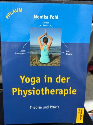 Yoga in der Physiotherapie : Theorie und Praxis. Yogaübungen verbinden Körper, Geist und Atem zu einer Einheit und ermöglichen damit einen Behandlungsansatz, die eine reine Bewegungstherapie nicht leisten kann. Regelmäßiges Üben fördert nicht nur die Gesundheit und gleicht körperliche Defizite aus, sondern trägt gleichermaßen zu mentaler Stärke, Gelassenheit und zum Wohlbefinden bei. Monika Pohl stellt über 30 klassische Yoga-Übungen für Erwachsene und Kinder unter besonderer Beachtung physiotherapeutischer Erkenntnisse vor. Präzise Beschreibungen, mögliche Varianten sowie Hinweise und Tipps zur korrekten Ausführung und Wirkungsweise machen das Buch zum wertvollen Ratgeber für den Therapeuten in seiner Arbeit mit Patienten oder Klienten und motivieren dazu, Yoga als Ausgleich zum eigenen Beruf in den Alltag zu integrieren. Das Buch will Physiotherapeuten, aber auch Bewegungspädagogen, Ärzten und Heilpraktikern Mut machen, ihr Behandlungsrepertoire auf ganzheitliche Weise zu erweitern.