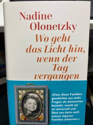 Wo geht das Licht hin, wenn der Tag vergangen ist. Die Familie ihrer Mutter hinterlässt Erinnerungen, Erbstücke und Geschichten. Von der jüdischen Familie des Vaters bleibt lediglich ein kleines Foto. Nur ein einziges Mal erzählt ihr der Vater von dem, was während der Shoah mit ihm und seiner Familie geschehen ist. Da ist sie fünfzehn, und ihr Vater mittlerweile Grafiker und Amateurfotograf, der alles festhalten muss, bevor es verschwindet. Jahrzehnte später stößt sie auf Berge von Akten und erfährt, was ihre Eltern so lange vor ihr geheim gehalten hatten.